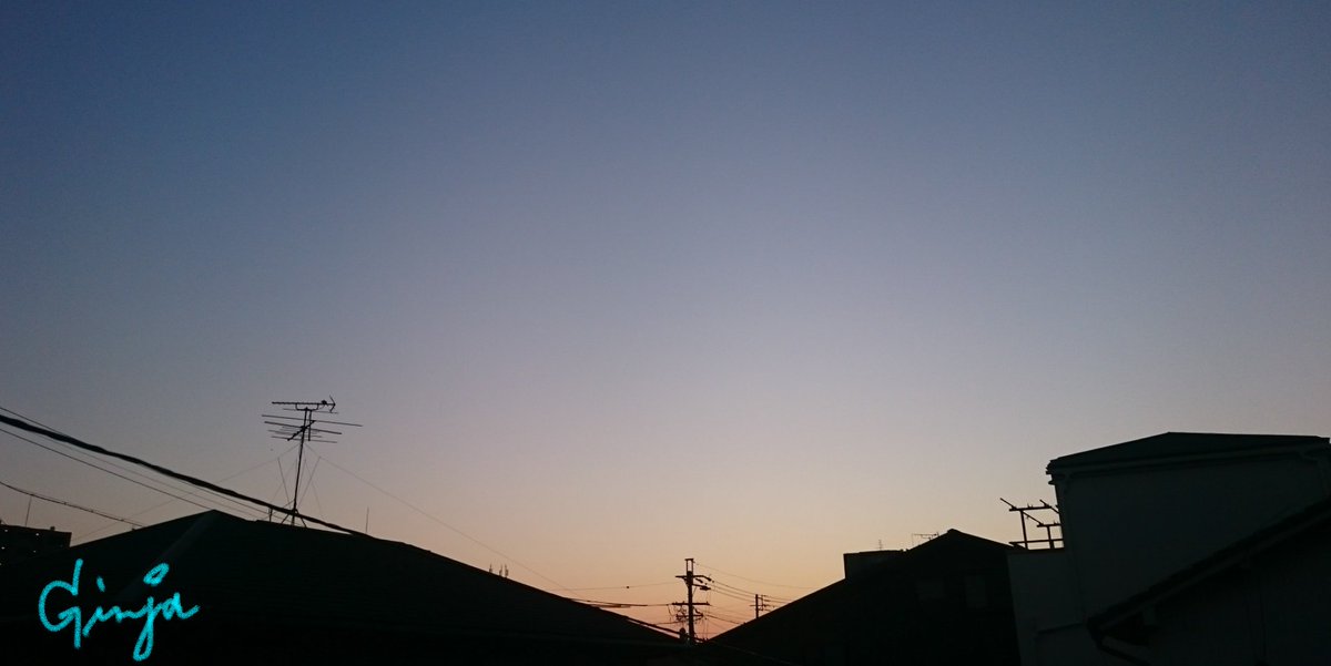 皆様、本日も本当にたくさんの優しさを賜り有り難うございます、心から感謝しております！

今日は１日久しぶりに晴れました！
秋の雲１つない日没直前の空、青・白・橙の柔らかいグラデーションが本当に美しくて好きです♪

皆様の素敵な明日をお祈りしています、お休みなさいませ☆

#イマソラ