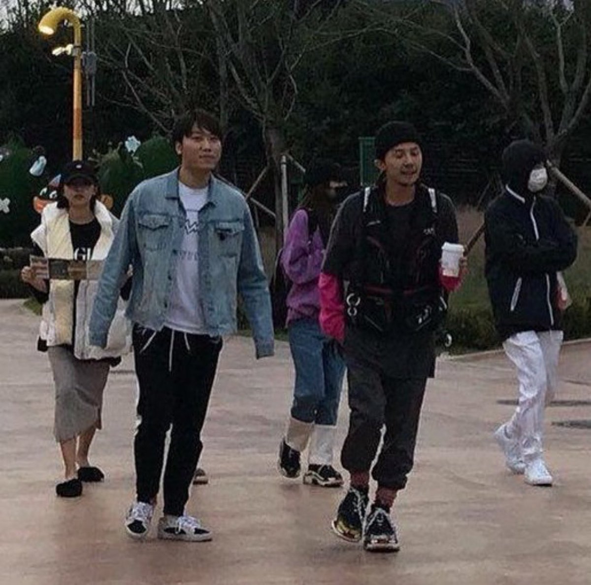 Audrey On Twitter Gd And Dara Were Spotted Together At Jeju Shinhwa World