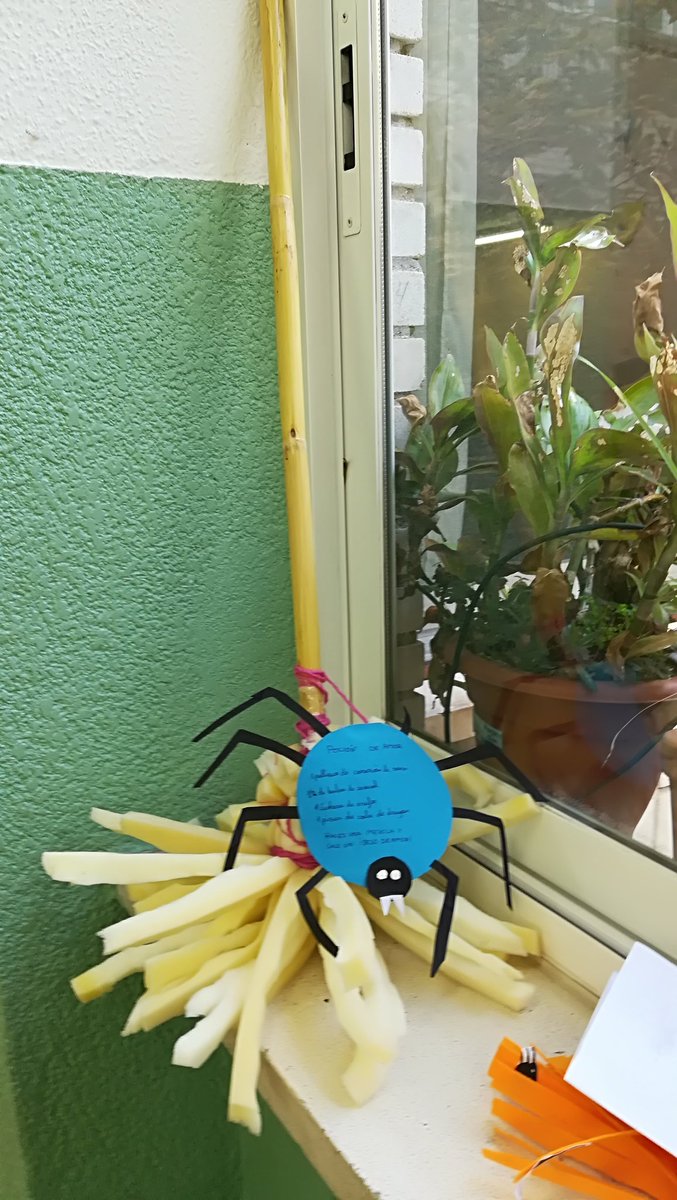 sbn9690's tweet photo. Halloween stories and tales in our special brooms. Nice! #sfumadrid2017 #edublogs #sharingedu #creativelearning #eduideas @ceipasuncion https://t.co/IXlmqXw0rq