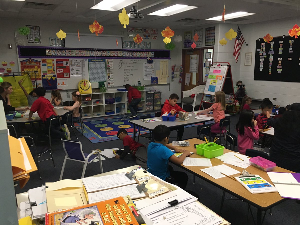 D59Brentwood's tweet photo. @room704_crew participating in #choicetime during GR.  Awesome use of #anecdotalnotes by Ms Zimmerman to inform future lessons #D59Learns https://t.co/3KNZaGYpfI