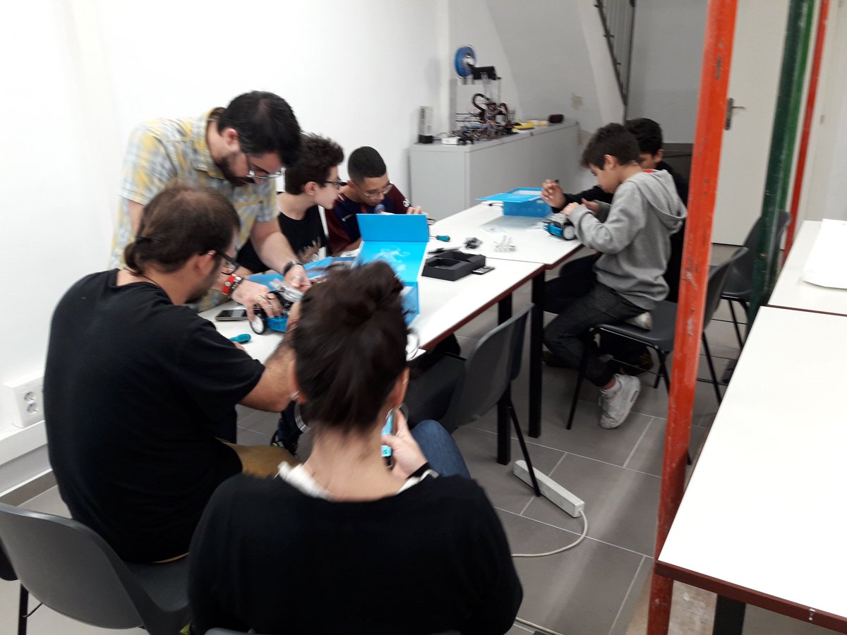 colectic_coop's tweet photo. Els #robots seran sempre nostres 🤖🤖
Una bona manera de desconnectar una estona és muntar #mBot de @Makeblock. Avui fem taller! #RavalFab
--- https://t.co/P0Yrchvg0z