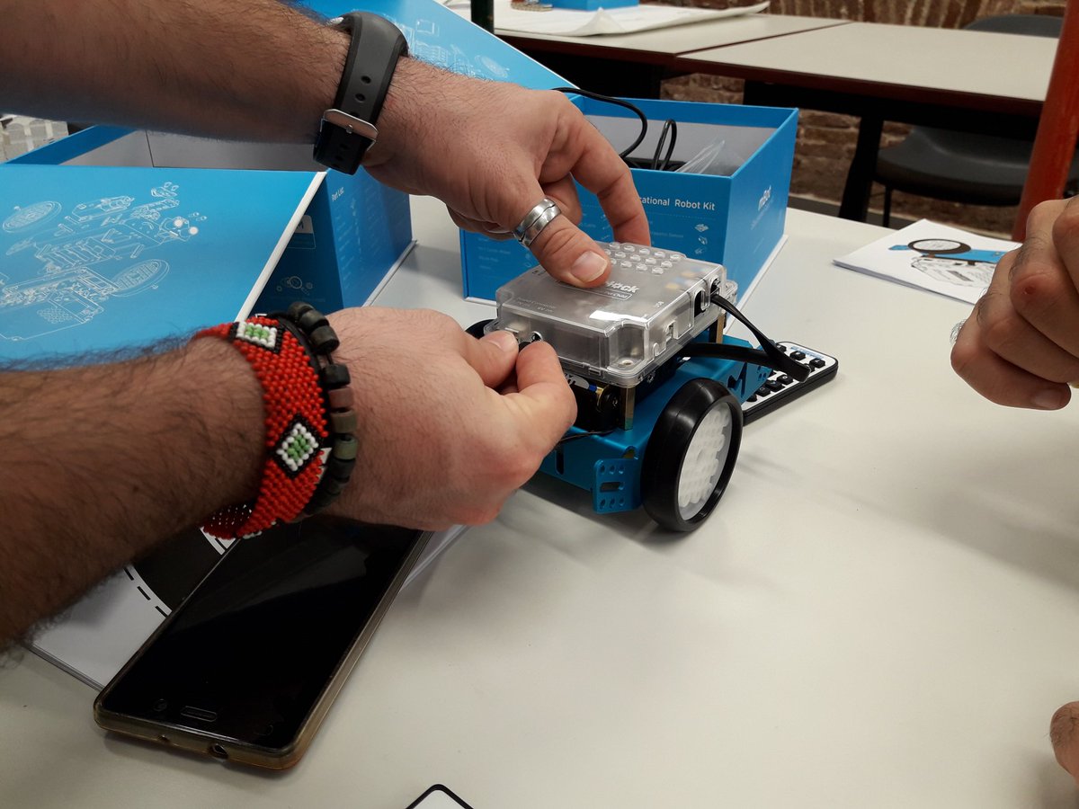 colectic_coop's tweet photo. Els #robots seran sempre nostres 🤖🤖
Una bona manera de desconnectar una estona és muntar #mBot de @Makeblock. Avui fem taller! #RavalFab
--- https://t.co/P0Yrchvg0z