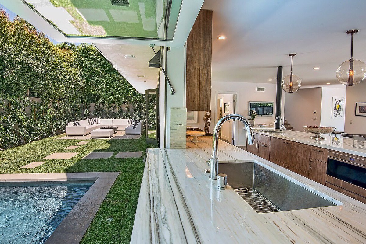 MQuisRealtors's tweet photo. A beautiful kitchen, backyard and the perfect space 🌿✨. #luxuryliving #losangeles #LArealestate #realestate #milliondollarlisting https://t.co/8FSw6y0rvl