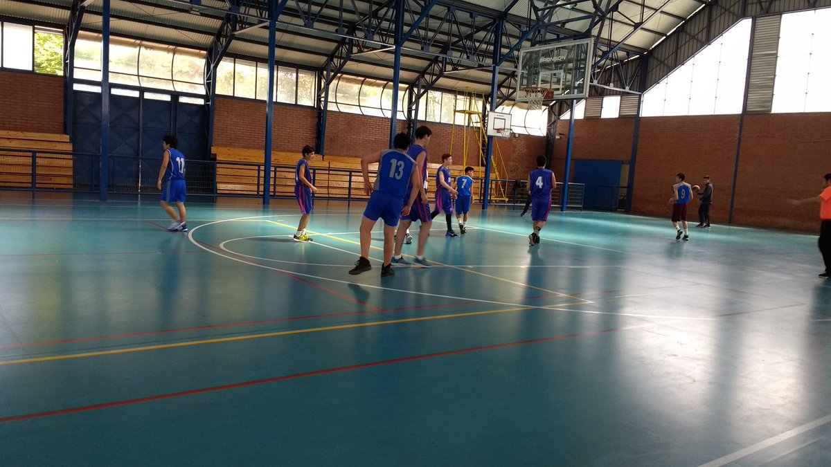 acle_cormun's tweet photo. Básquet categoría selección varones. Liceo Oscar Castro vs Victorino Lastarria. Gimnasio Liceo comercial Diego Portales. @alcaldesoto https://t.co/6sgo9Wpi3o