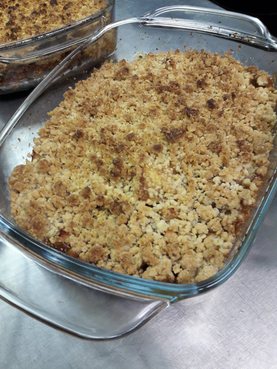 StefkeL17's tweet photo. Receptie 6de jaars @AtheneumMXM #verzorging receptie#lekkerehapjes#appelcrumble#cupcakes#fichandchips#trifle https://t.co/TsG25u1vQg