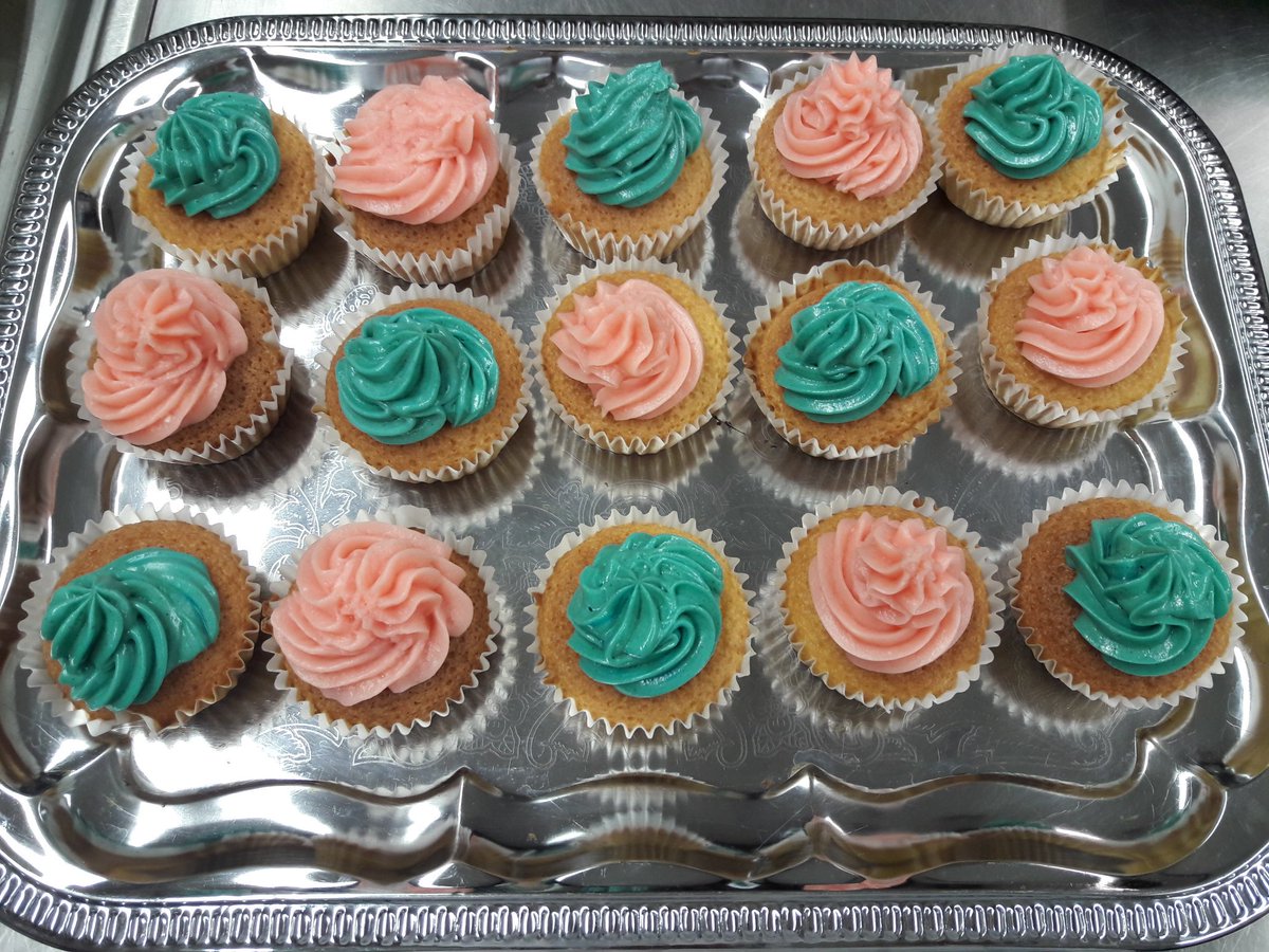 StefkeL17's tweet photo. Receptie 6de jaars @AtheneumMXM #verzorging receptie#lekkerehapjes#appelcrumble#cupcakes#fichandchips#trifle https://t.co/TsG25u1vQg