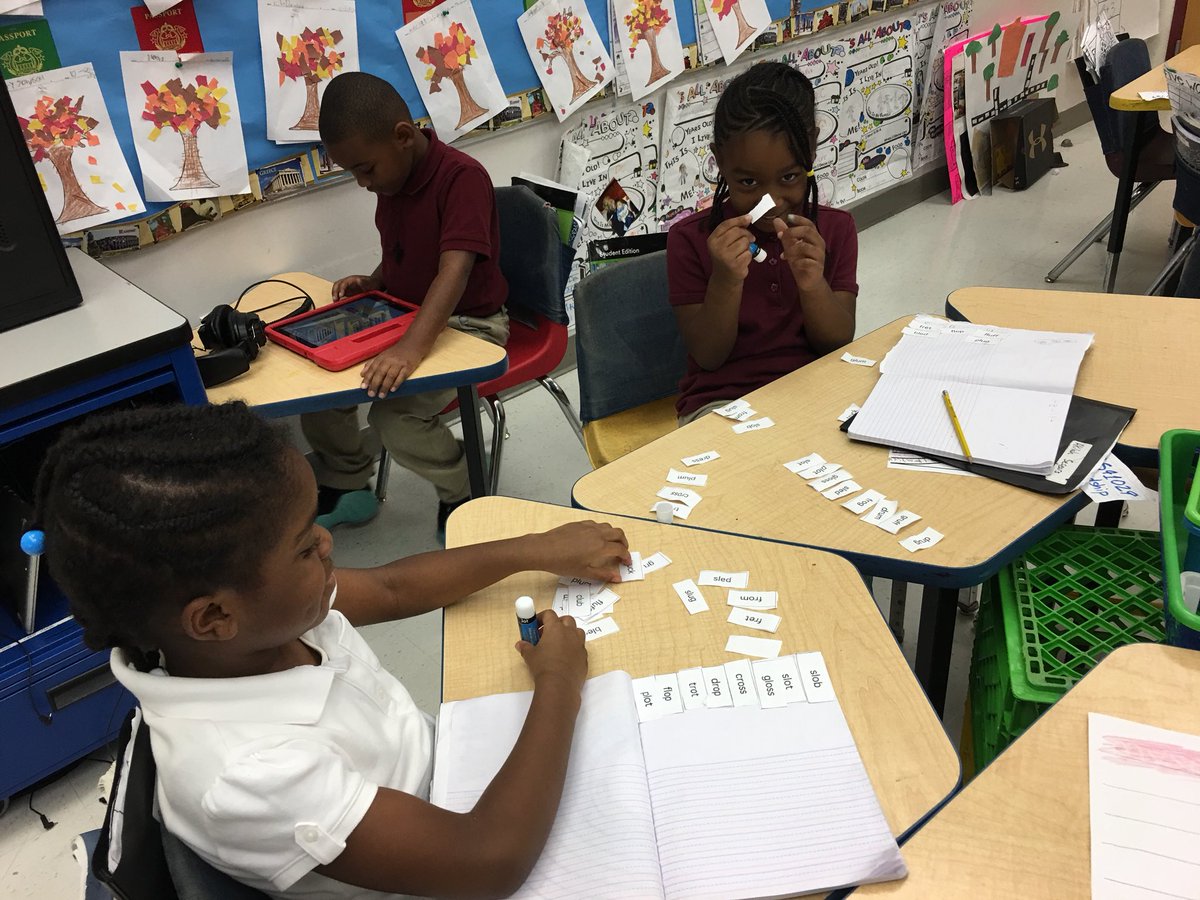 FriendshipPCS's tweet photo. Friendship Southeast scholars are ending their week with some explicit phonics instruction and practicing their word study sorts! #FPCSExcel https://t.co/WrkA5UbxsM