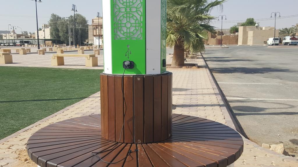 mhuraymla's tweet image. بدأت بلدية #حريملاء بتركيب أعمدة ديكورية حديثة ببعض الحدائق العامة لتقديم خدمتي الواي فاي وشحن الجوالات "مجاناً"