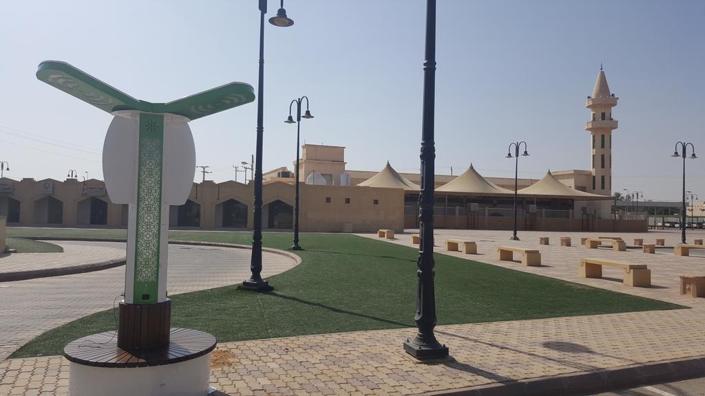 mhuraymla's tweet image. بدأت بلدية #حريملاء بتركيب أعمدة ديكورية حديثة ببعض الحدائق العامة لتقديم خدمتي الواي فاي وشحن الجوالات "مجاناً"