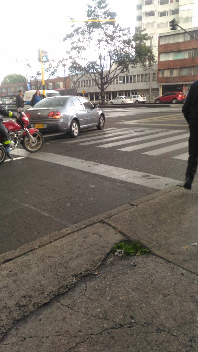 Gracias querido jetta-animal CXA 025 algun dia habra #AndenesParaPeatones y #CebrasParaPeatones <a href="/BogotaLogica/">Bogotá Lógica</a> <a href="/EstupidezVial/">Estupidez Vial</a> <a href="/BestiasDriving/">Bestias al Volante</a>