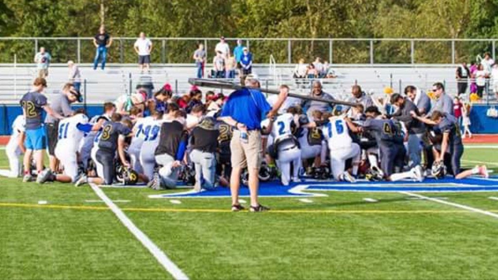 GoASESTrojans's tweet photo. All Saints Football Senior Day photos courtesy of @MosleyTenton 
https://t.co/sr7uULIwE9 https://t.co/BxnqO0RESQ