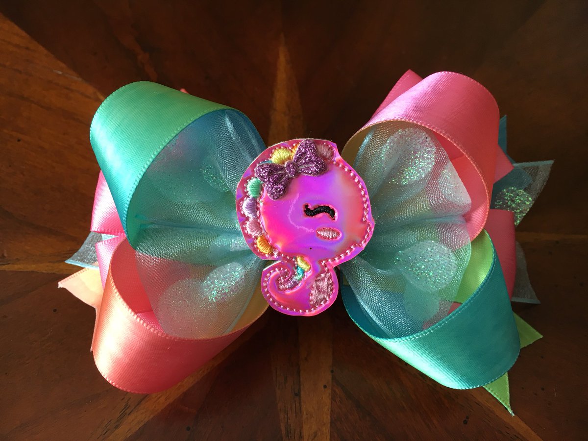 Dancegurl04's tweet photo. Baby sea horse! #missmbowtique #missmaegansbowtique #hairbows #hairbow #rainbow #undearthesea #bubbles #babyseahorse #glitter #handmade https://t.co/pKqykgO70t