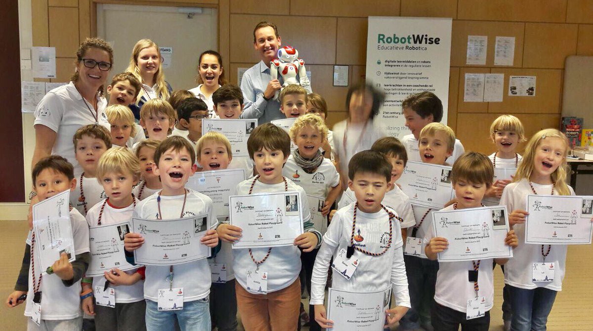 e_lucke's tweet photo. Robots laten programmeren door kids. Drie dagen, 80 kids in onze bank begeleid door #RobotWise. Zij zijn klaar voor (ook onze) toekomst. https://t.co/BpXZFsiJHb