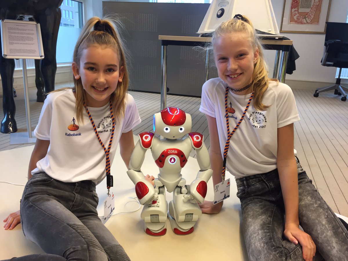 e_lucke's tweet photo. Robots laten programmeren door kids. Drie dagen, 80 kids in onze bank begeleid door #RobotWise. Zij zijn klaar voor (ook onze) toekomst. https://t.co/BpXZFsiJHb