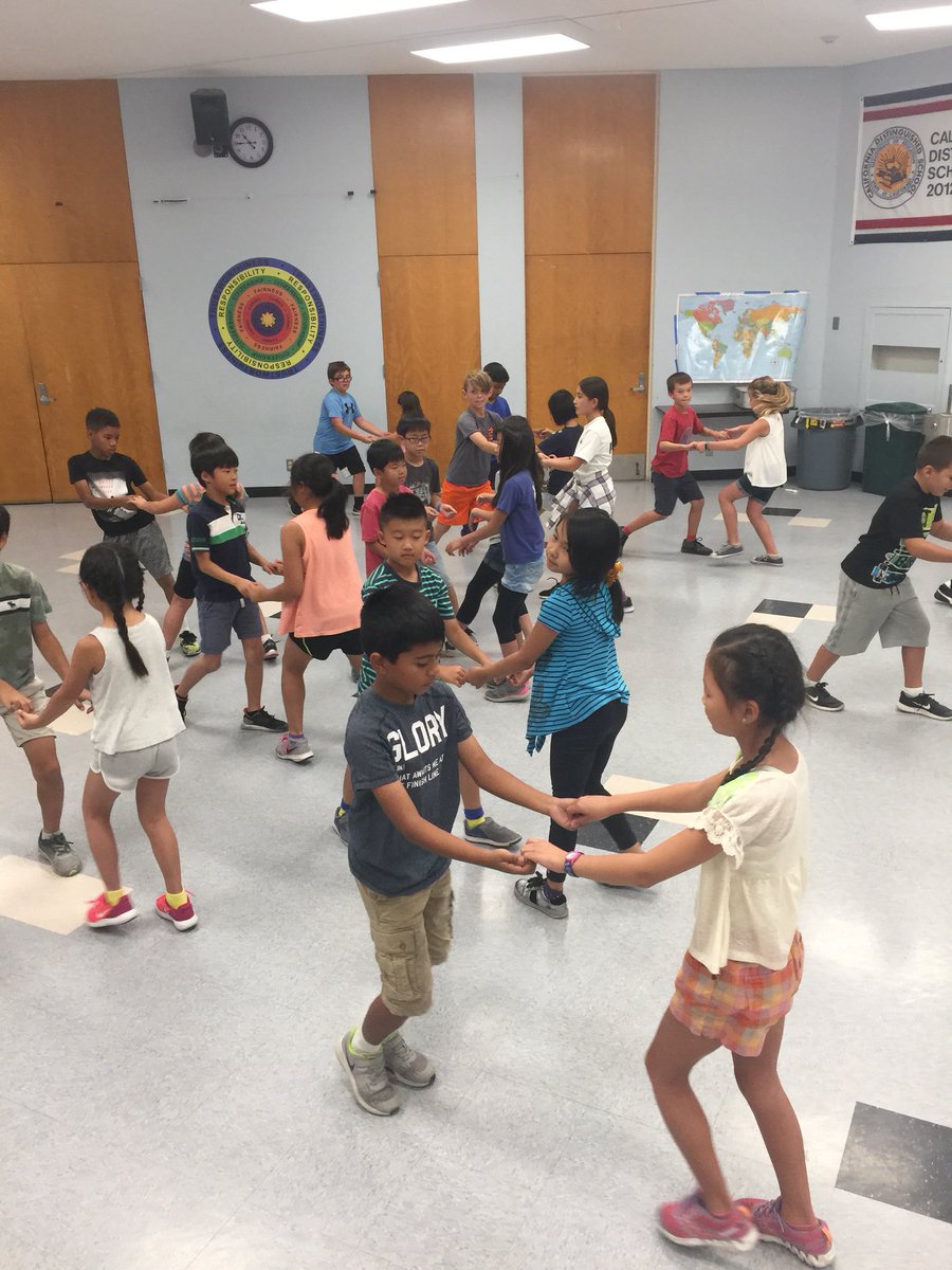 stutzelg's tweet photo. Fine arts in fourth grade in motion....getting ready for International Day! Thanks @electriKIDS @pvpschools https://t.co/8j8kEEDE9l