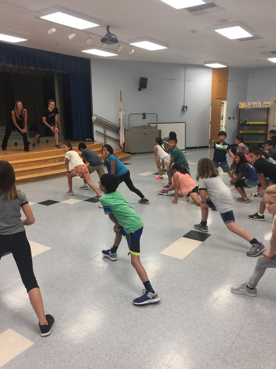 stutzelg's tweet photo. Fine arts in fourth grade in motion....getting ready for International Day! Thanks @electriKIDS @pvpschools https://t.co/8j8kEEDE9l