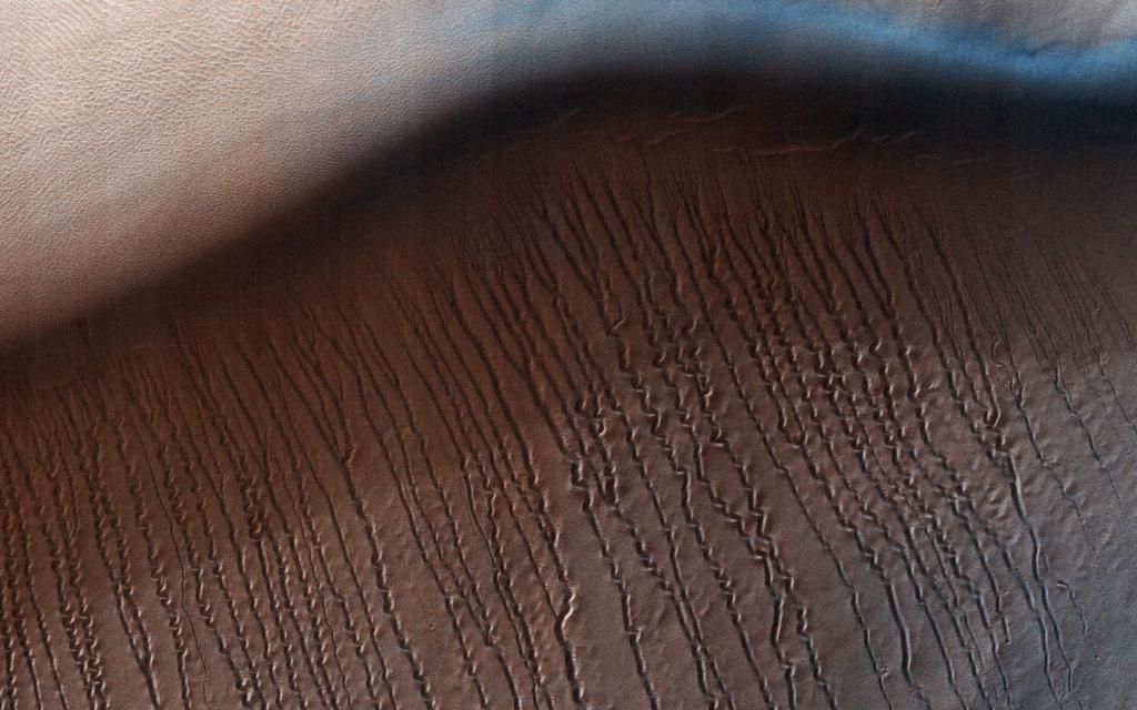 What do you think causes these squiggles on Mars? Our scientist’s have a theory about this linear gully mystery: go.nasa.gov/2zS78p8