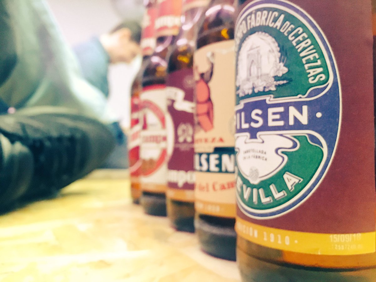 Un paseo por la historia de <a href="/Cruzcampo/">Cruzcampo #ConMuchoAcento</a> en #CañasBloggersAlc tomando sabios consejos de <a href="/ana_diazdelrio/">Ana Díaz del Río | Mkt de Moda</a> Vamos a x la 1950 🍺