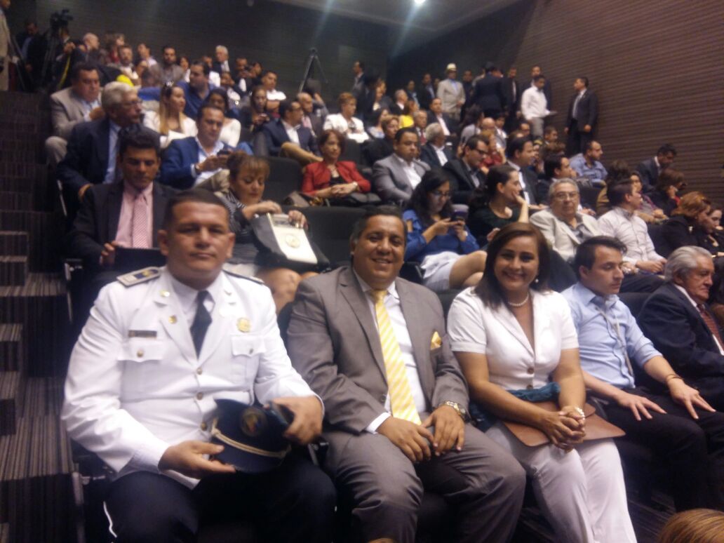 DrCamiloSalinas's tweet photo. Gracias a la #FundacionHonorisCausa x el reconocimiento como #HeroeAnonimoNacional en acciones sociales y de Salud Pública @MaximAccion35AP https://t.co/jLahYpCgBr