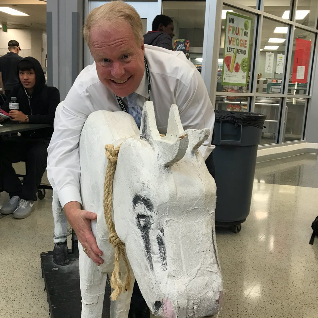 _Milky_White's tweet photo. #NewProfilePic Mr. Berry and I are best buds:)) @thstitanpride https://t.co/xKx30pW09a