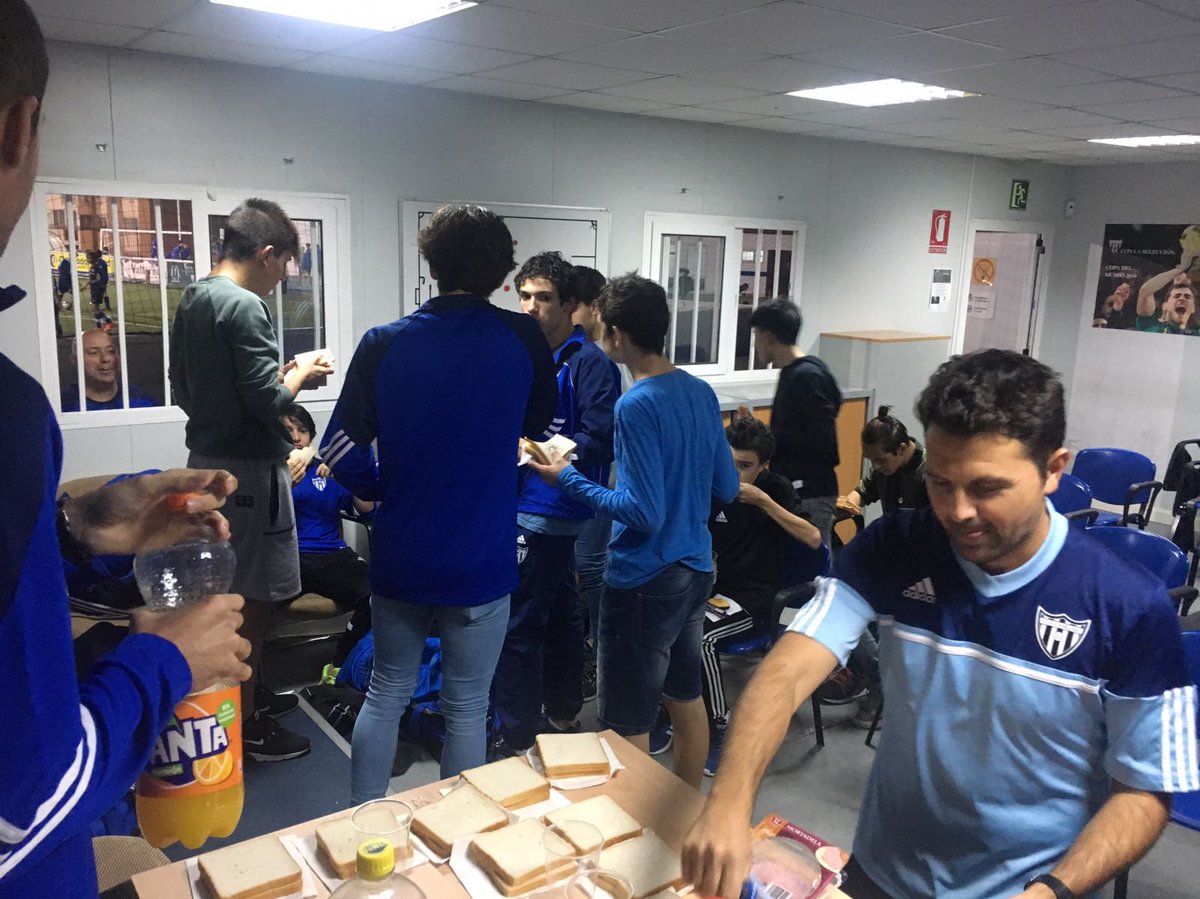 CDCanillas's tweet photo. Charlas técnicas con el Cadete A de las que molan, ¿no? 

#vamosCanillas ⚪️🔵⚪️ ⚽️💙 https://t.co/otKwN4w0fK