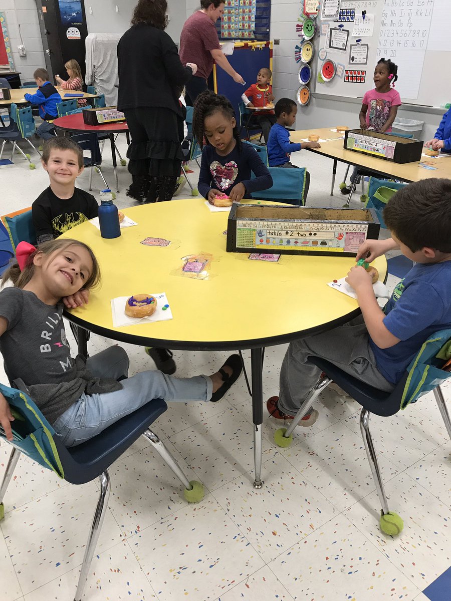 cwilson2001's tweet image. Making Donut monsters!!  #kgfun @KittieHolley @brown1_sara