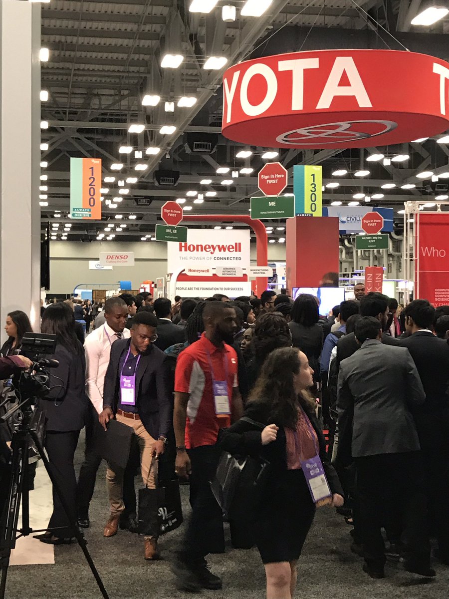 SWEtalk's tweet photo. The #WE17 career fair is officially open! https://t.co/aU1II2TeuW
