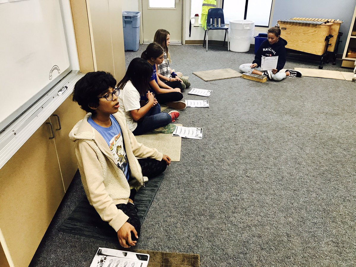 MusicBridgeH20's tweet photo. 5thGrade Students accompany singers on #xylophone #Ukele #chords #harmony #HawainRainbowsSong #DMUSD #DMUSDSTEAM #DMHeights #DMHeightsSTEAM https://t.co/gXlE5s0Ku6