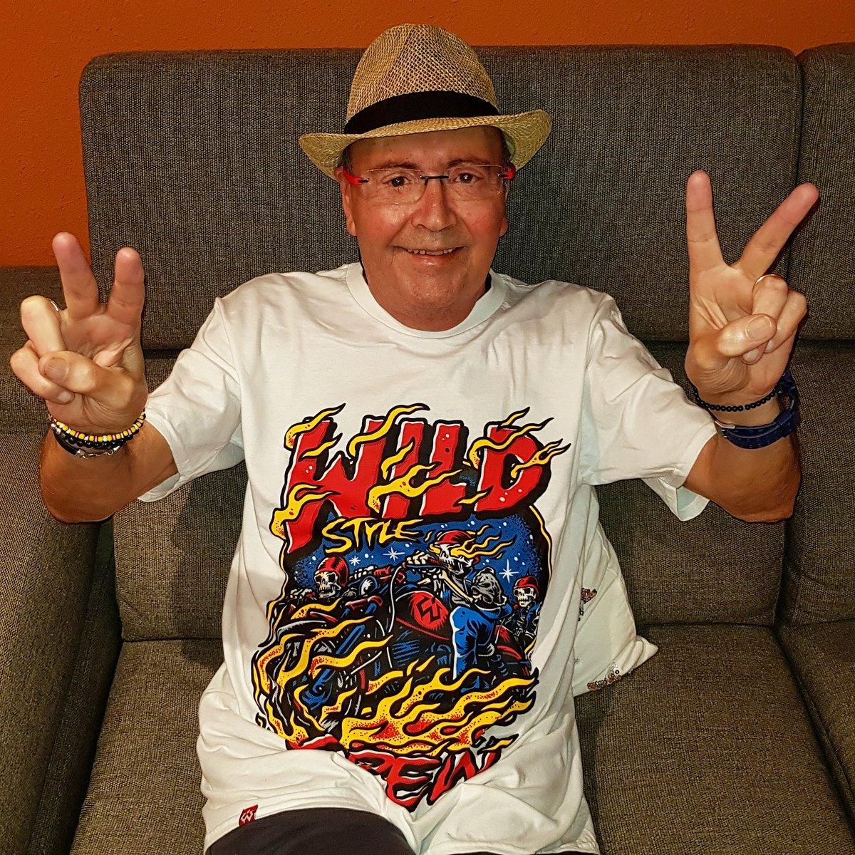 JordiWild's tweet photo. Papa Giorgio feliz con su camiseta nueva Wild Style jaja.
Mis padres son lo mejor del mundo. https://t.co/LpaKMWqMCs