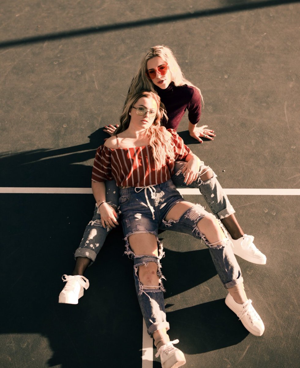 FilizShen33's tweet photo. Vintage vibes 🖤✨ thankyou to @VividlyRah @ogzlevitts for this amazing shoot!! Hit them up for any photoshoot, obsessed!!🌟 https://t.co/Rg7J8pb6wY