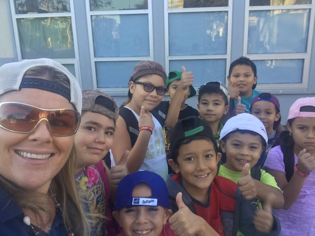 mrsstew13's tweet photo. Valencia Park is "turning their backs" to drugs! #vplions #fsdlearns #redribbonweek #justsayNO https://t.co/FRZ8ZVwypn