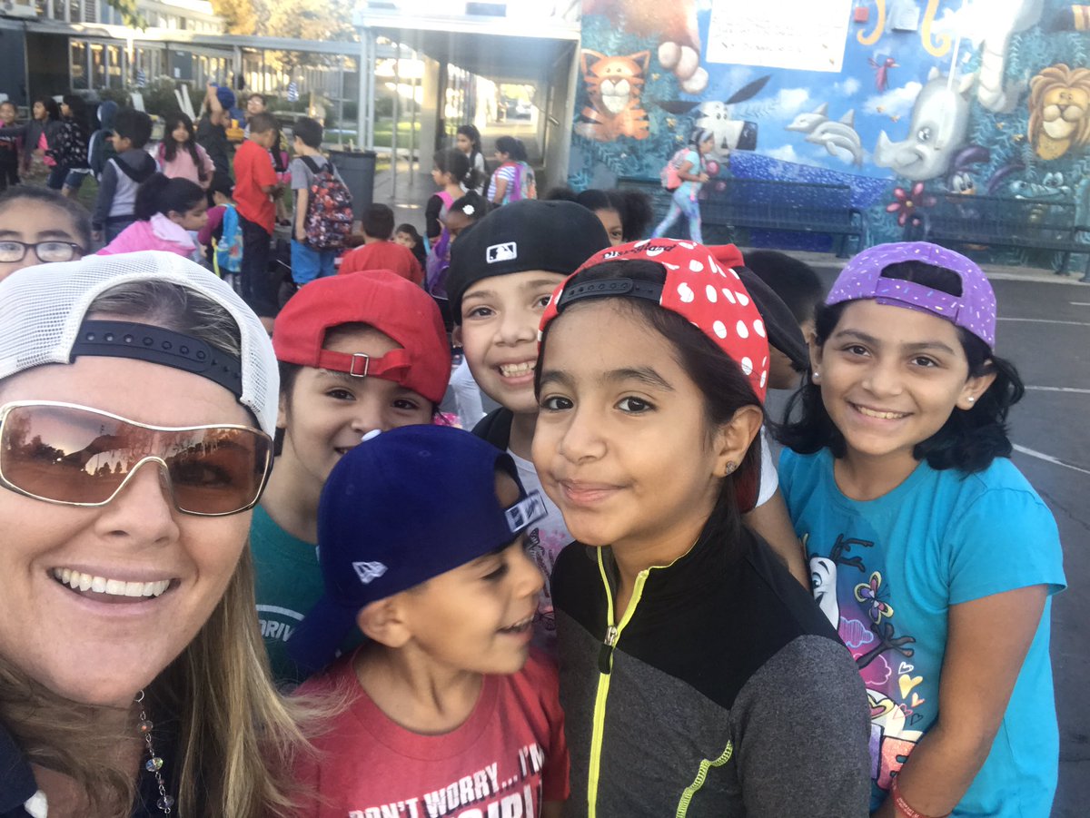 mrsstew13's tweet photo. Valencia Park is "turning their backs" to drugs! #vplions #fsdlearns #redribbonweek #justsayNO https://t.co/FRZ8ZVwypn