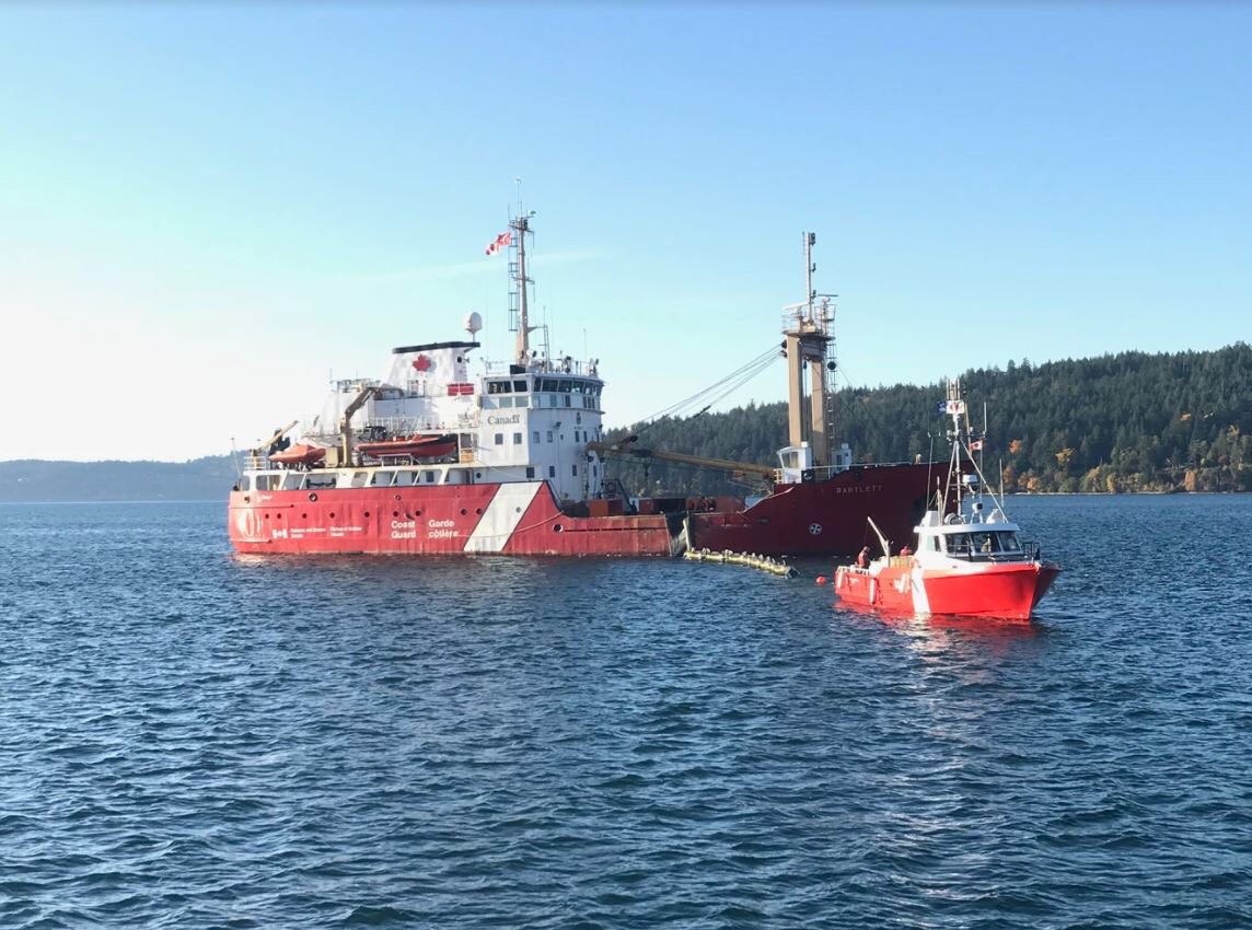 CoastGuardCAN's tweet photo. Day 2 exercise in #BC:practicing working together to ensure environmental protection &amp; stewardship in an emergency #BCEX2017 @MarineResponse https://t.co/hx8mZj1PDe