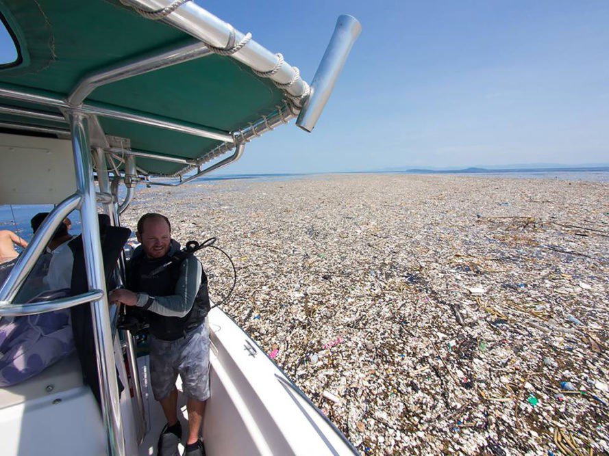 These photos are horrific. We need to change our ways and say NO to single-use #plastics. 
act.gp/2zSDy3a #BreakFreeFromPlastic
