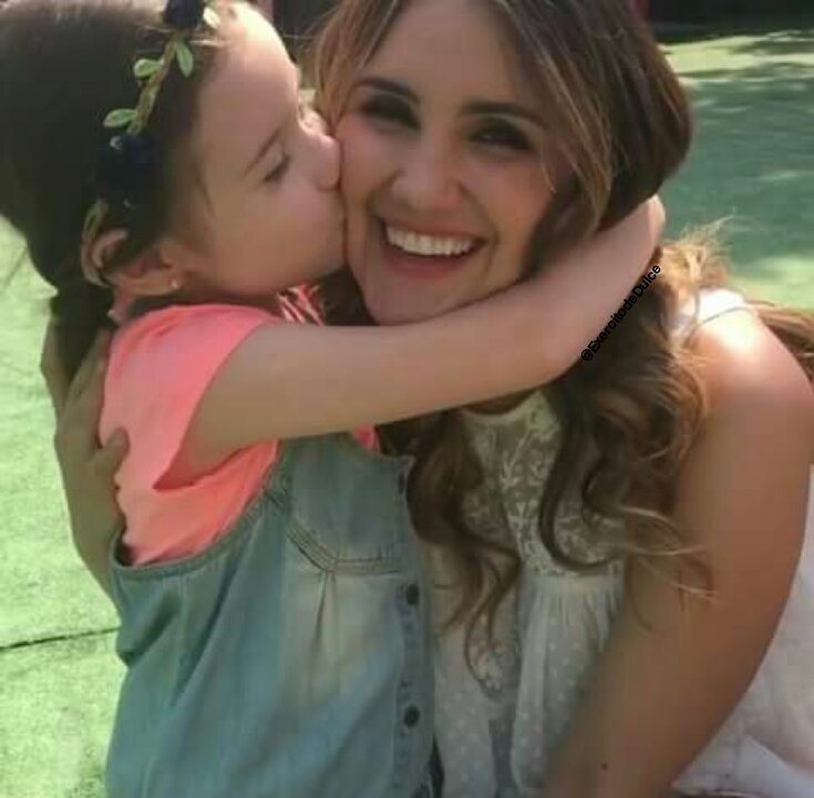 ExercitodeDulce's tweet photo. Que amor 😍 @DulceMaria con Valery Sais, en las grabaciones de #MuyPadresTv https://t.co/Bv4HpOwSKU https://t.co/PW8ISifjkE