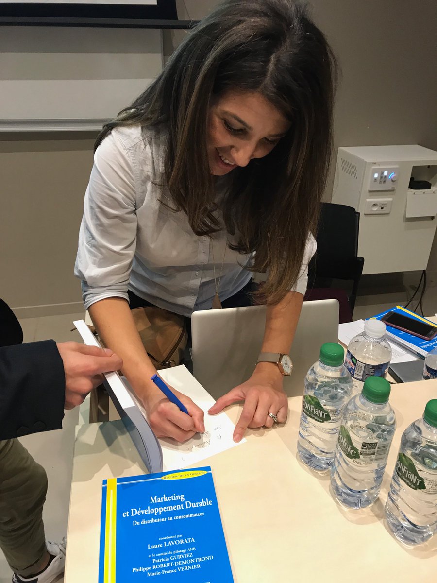 PaulJacomy's tweet photo. Séance de dédicace pour Sabrina Zaidi Chtourou #Bioesdes https://t.co/IJ1jaOwt2Q