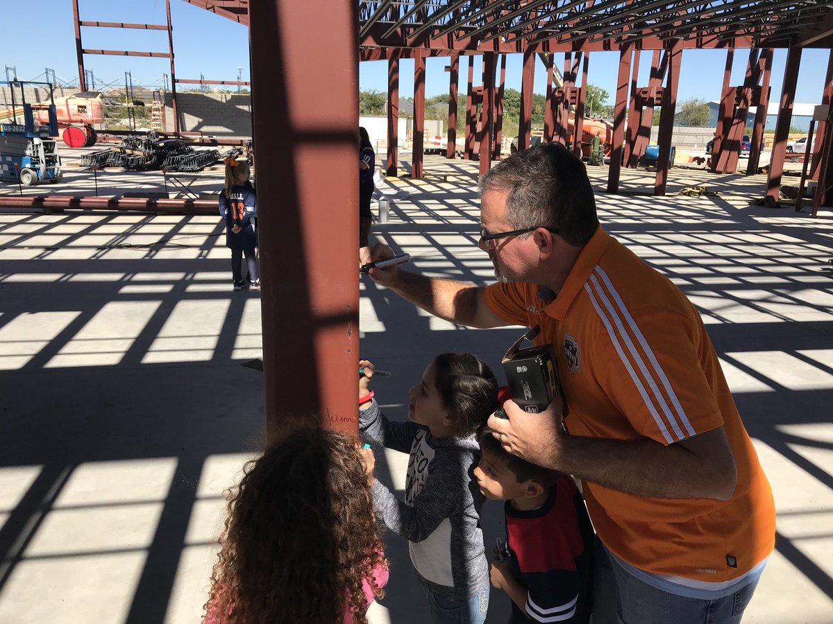 CtRSchool's tweet photo. @CtRSchool students are signing the beams of the new @CtRHouston Redeemer Activity Center! They are loving it! #ourbuilding #thankyoudonors https://t.co/QIqOLyw5v2