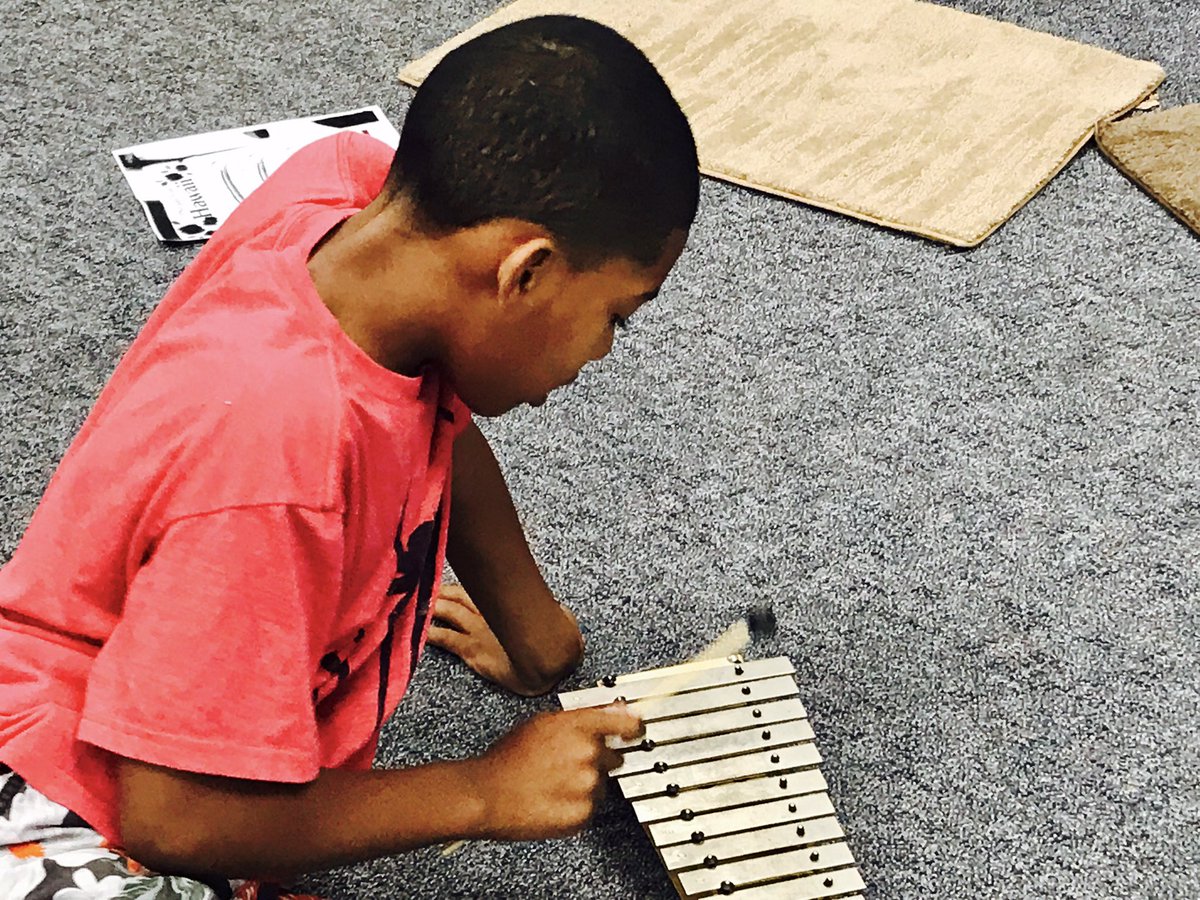MusicBridgeH20's tweet photo. 5th Grade Students accompany singers on xylophone and #Ukele #singingvoices #chords #harmony #HawainRainbowsSong #DMHeightsSteam #DMUSD https://t.co/fBY9WUssHC