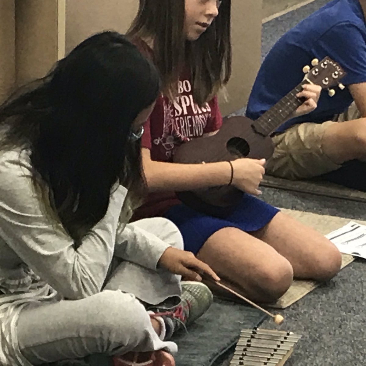 MusicBridgeH20's tweet photo. 5th Grade Students accompany singers on xylophone and #Ukele #singingvoices #chords #harmony #HawainRainbowsSong #DMHeightsSteam #DMUSD https://t.co/fBY9WUssHC