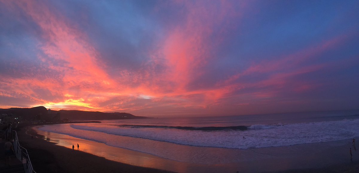 Cuantopeormejor's tweet photo. Precioso el atardecer en @LasCanteras. #tesoro https://t.co/KBYX3HzMR4