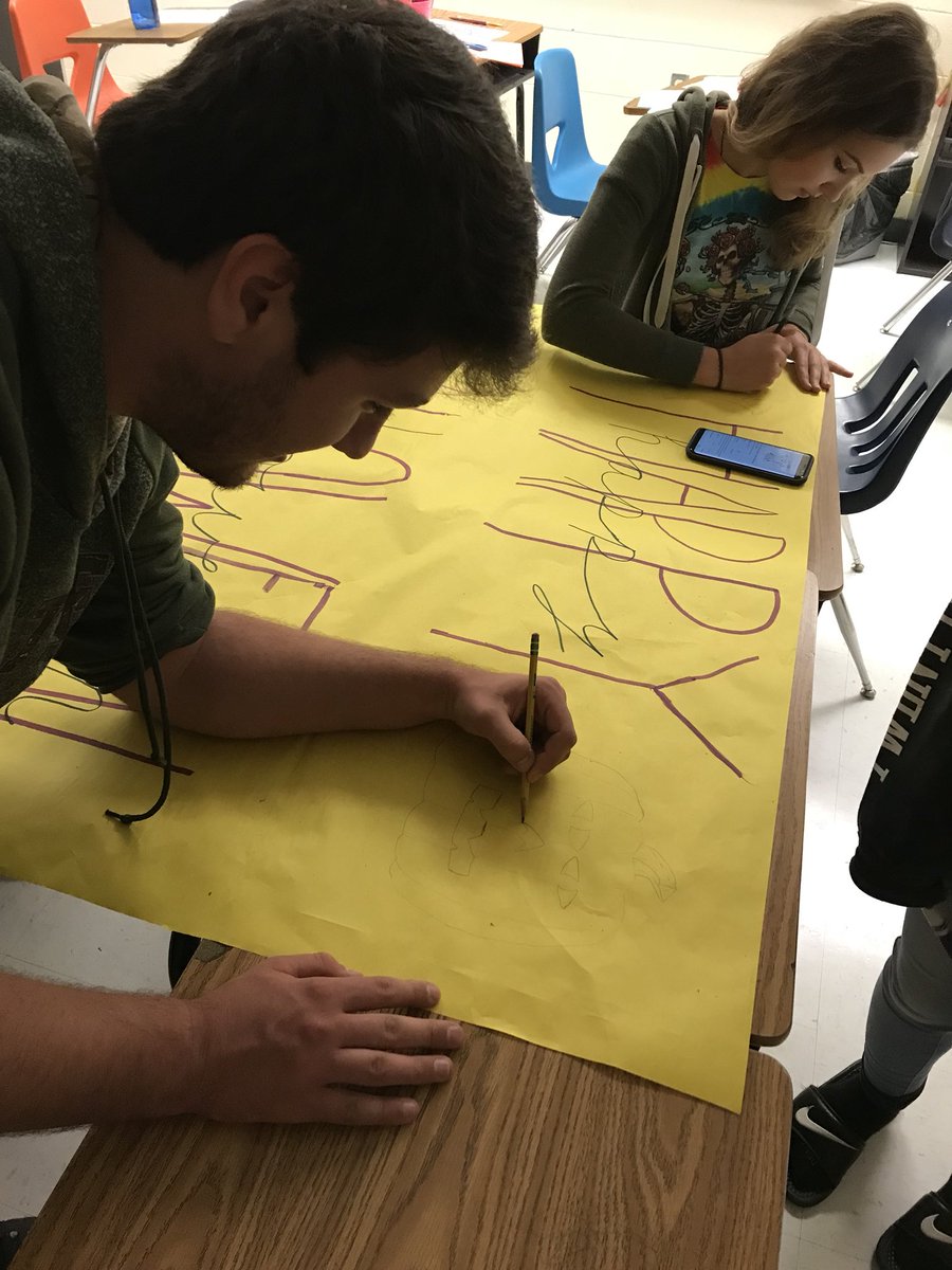 MrsHarrisLCB's tweet photo. The Interact Club is getting ready for #TrackorTreat #BeTheU #hoco2017 #oneCCPS https://t.co/9iHrv9xfw0