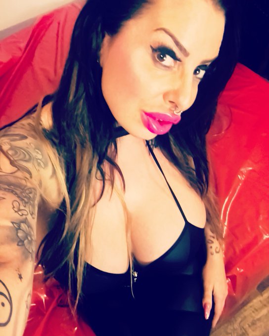 Schaut doch mal in mein Shop auf https://t.co/ZcQzq8f1IG 💋 Dort gibt's einen neuen hei&szlig;en NylonClip mit<a href="/tag/domina"class="tags"><span>#domina</span></a><a href="/tag/bimbo"class="tags"><span>#bimbo</span></a><a href="/tag/nylonfetish"class="tags"><span>#nylonfetish</span></a>