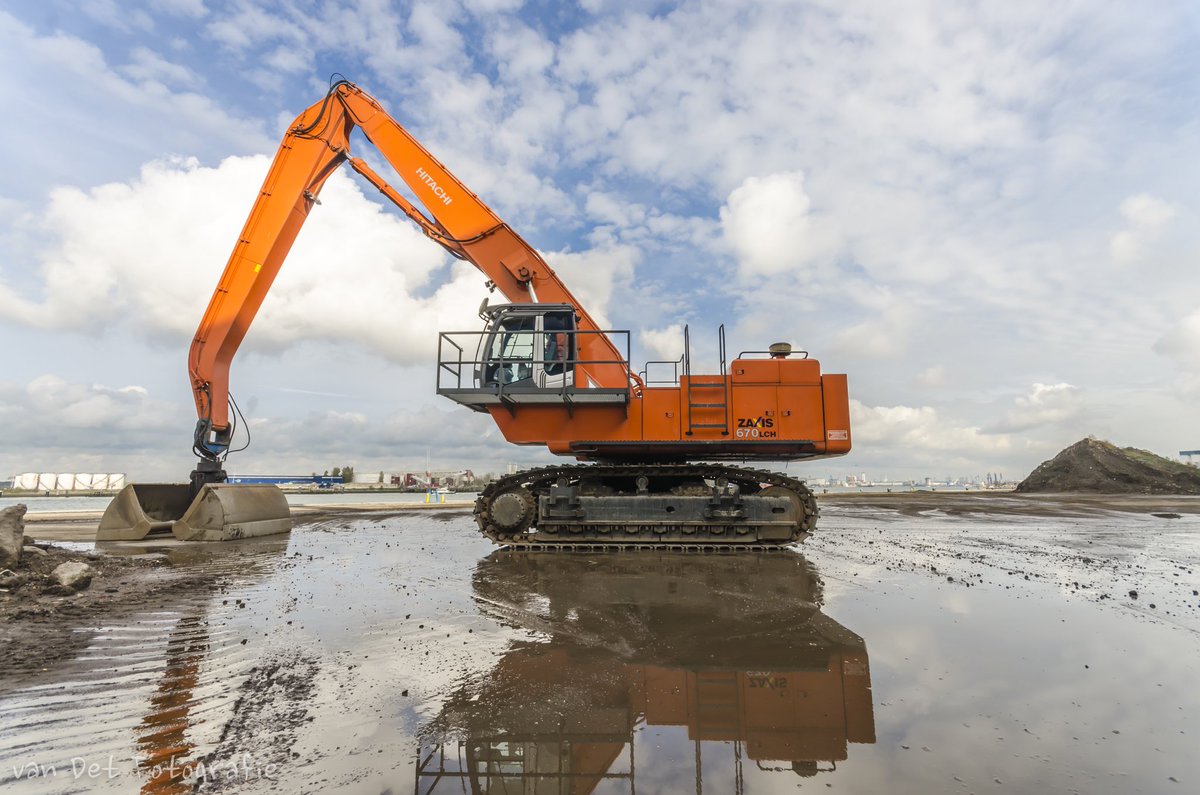 OliviervanDet's tweet photo. And more big stuff..  #Hitachi #ex1200 and #zaxis670 https://t.co/D65M7f5F6W