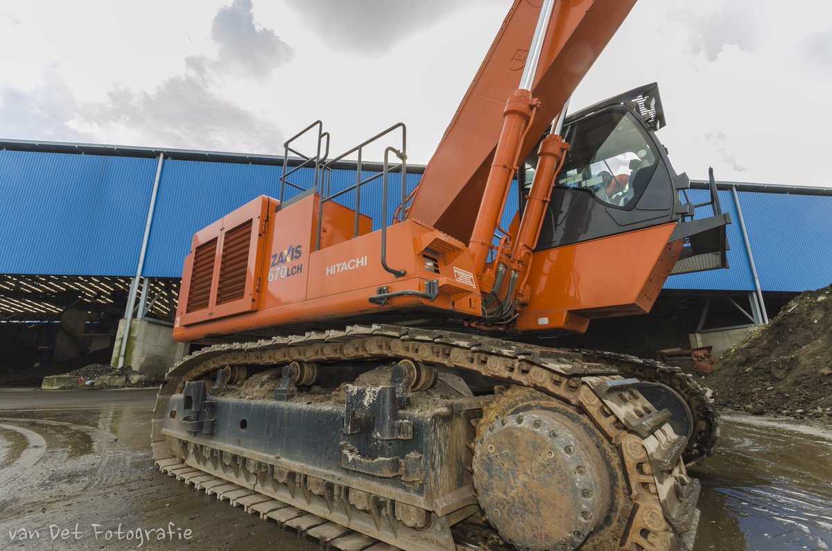 OliviervanDet's tweet photo. And more big stuff..  #Hitachi #ex1200 and #zaxis670 https://t.co/D65M7f5F6W