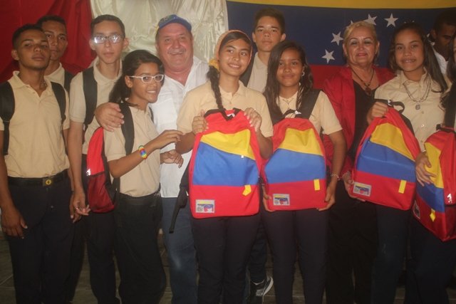 alcaldepepe's tweet photo. Hoy entregamos 793 morrales, con textos y útiles escolares, a jóvenes del Liceo Hugo Chávez de La Pastora|La educación avanza en revolución. https://t.co/hSbWKEKJvh