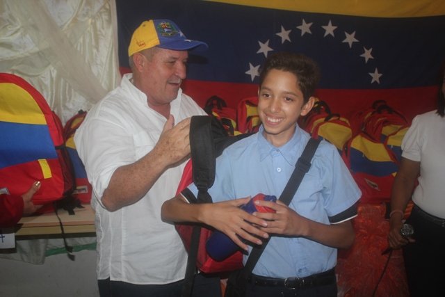 alcaldepepe's tweet photo. Hoy entregamos 793 morrales, con textos y útiles escolares, a jóvenes del Liceo Hugo Chávez de La Pastora|La educación avanza en revolución. https://t.co/hSbWKEKJvh