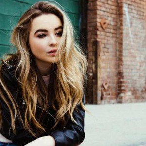 Deeva Depardieu busca:
—Scarlett Depardieu
—18 años
—Alpha
—PB: Sabrina Carpenter.