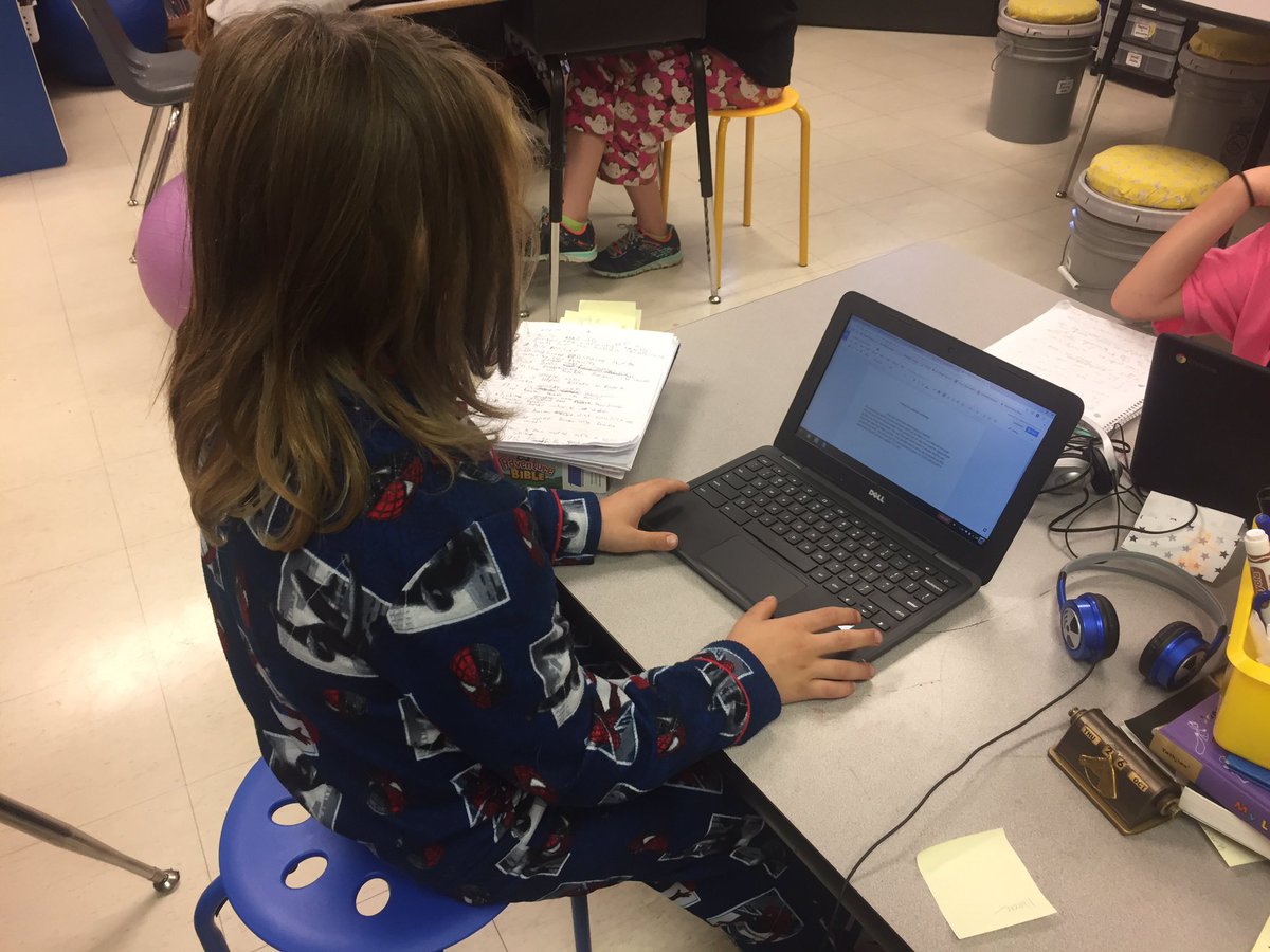 Shewell_In_6th's tweet photo. Room 12 is working hard summarzing their research notes on animals in captivity for our #ProtectDontNeglect #PBL #pkwystrong #sjsdproud https://t.co/aBVJ9ijK4y