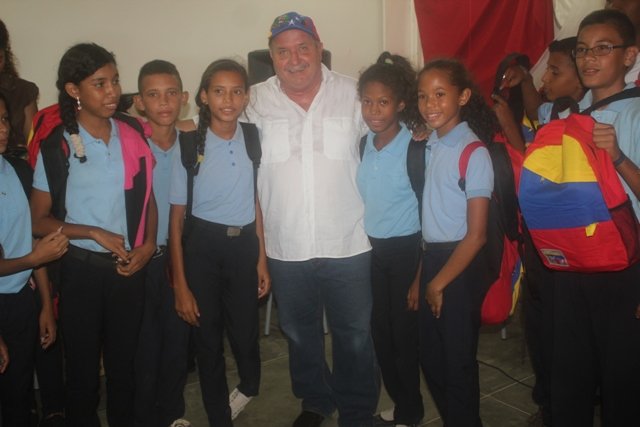 alcaldepepe's tweet photo. Hoy entregamos 793 morrales, con textos y útiles escolares, a jóvenes del Liceo Hugo Chávez de La Pastora|La educación avanza en revolución. https://t.co/hSbWKEKJvh