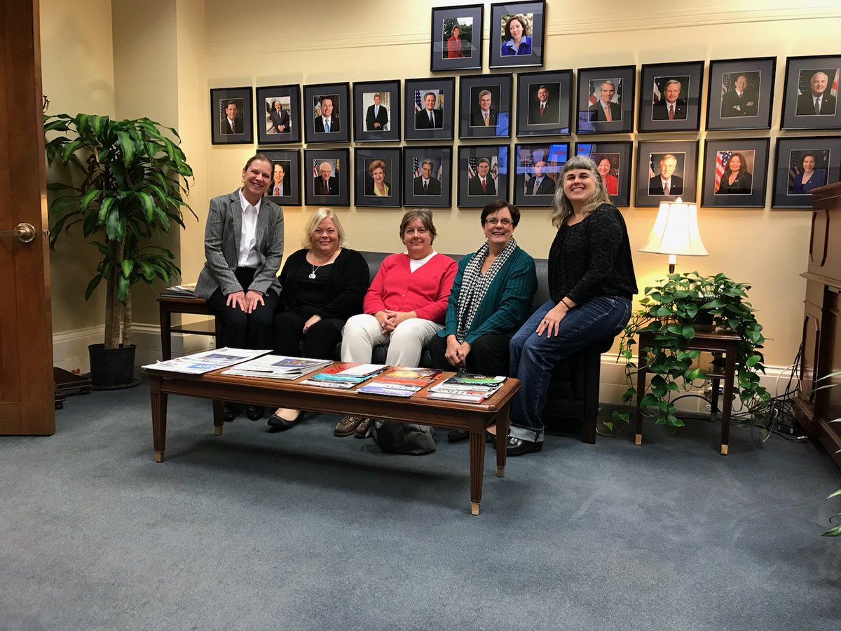 SSeattleSBST's tweet photo. Topping off the visit with Senator Cantwell's staff. Washington state FTW #2017ATEPI #sbst #southseattlecc https://t.co/XoEUZdQqif